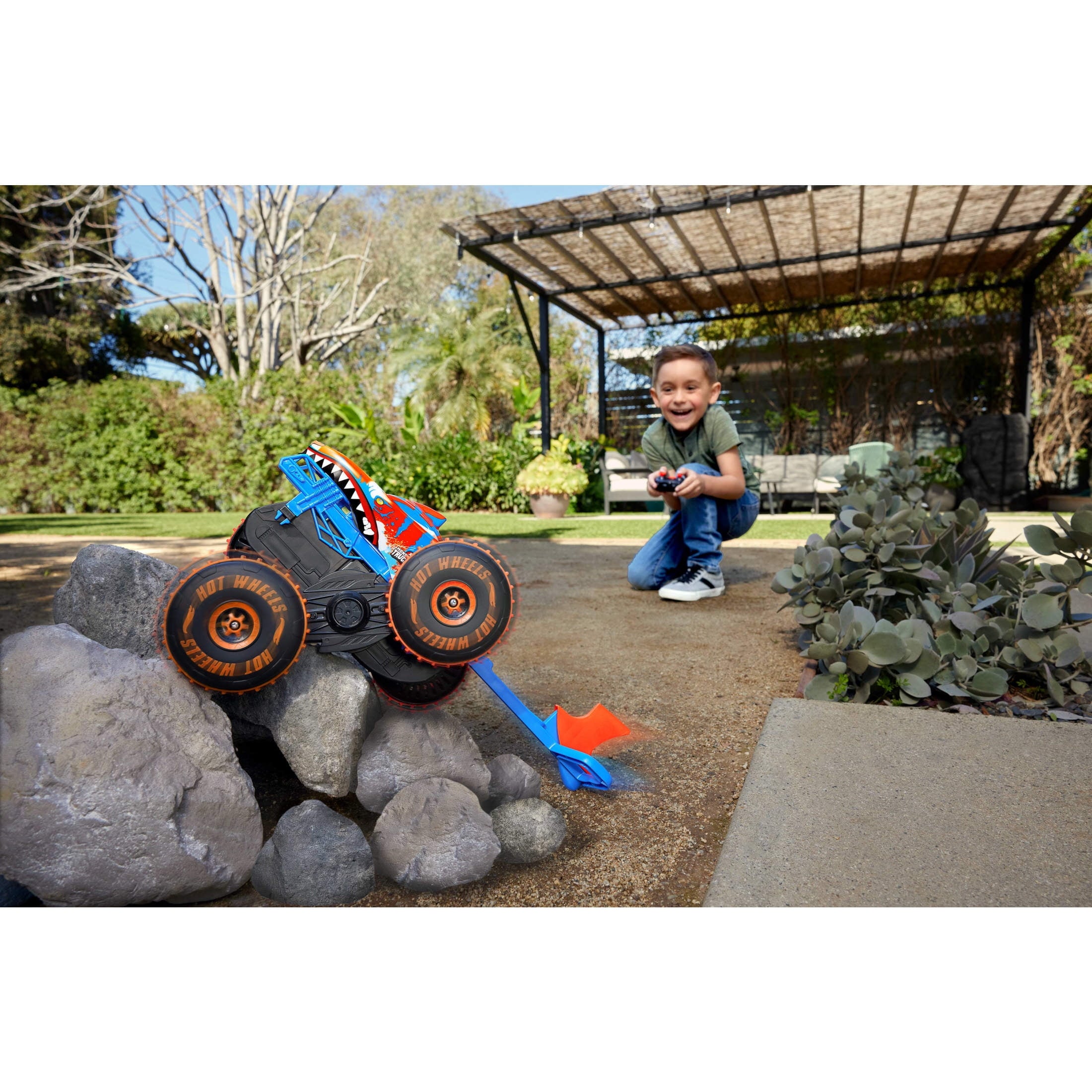 Hot Wheels Monster Trucks Tiger Shark Climber RC Vehicle, Battery-Powered Remote-Control Toy Truck