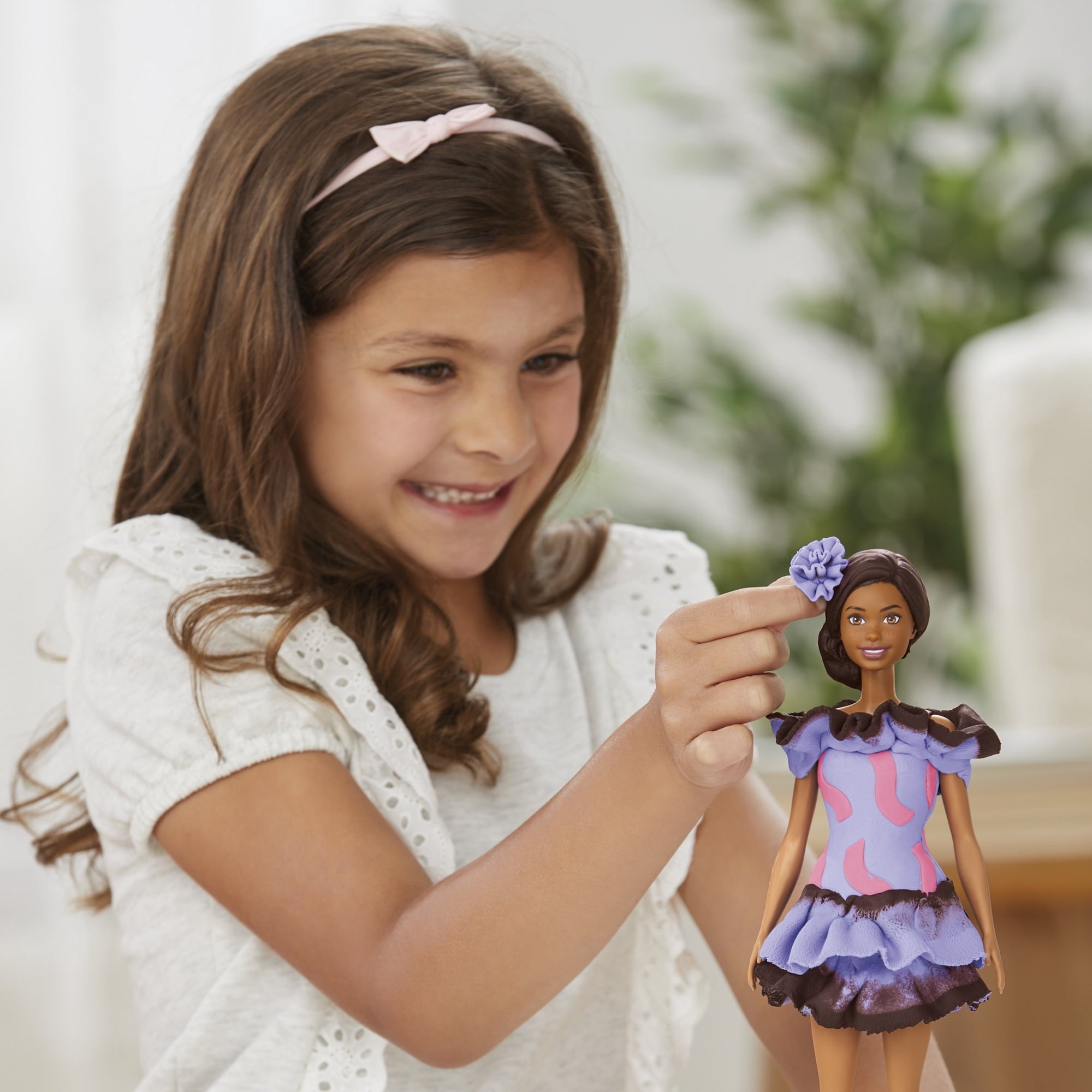 Play-Doh Barbie Fashionista Ruffles Set, Make Doll Clothes, Girls & Boys 5 and up
